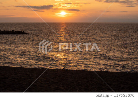 夕暮れの日本海　新潟県上越市 117553070