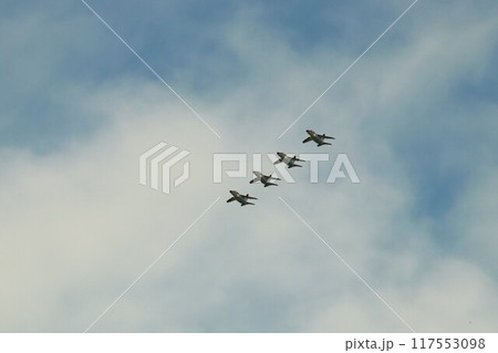 航空自衛隊のT4練習機の編隊飛行 117553098