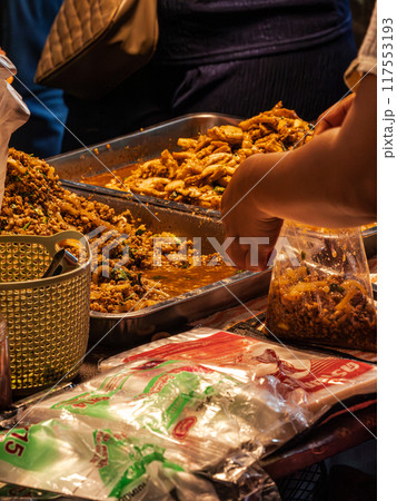 Street Food Vendors Selling Thai Dishes at Night Market Street Food Vendors Selling Thai Dishes at Night Market 117553193