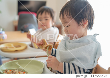 食事する赤ちゃん 117553476