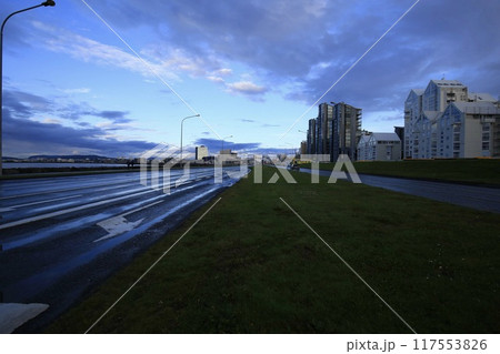 アイスランド レイキャビク市内の景色(夏の夜) アイスランド レイキャビク市内の景色(夏の夜) 117553826