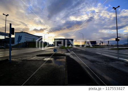 アイスランド　レイキャビク市内の景色（夏の夜） 117553827