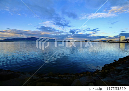 アイスランド　レイキャビク市内の景色（夏の夜） 117553829