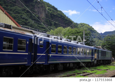 荒々しい妙義の山々を横目に横川駅に停車するELぐんまよこかわ号_2024/8/17撮影 117553868