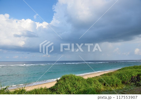 海上に広がる秋の不安定な空模様 海上に広がる秋の不安定な空模様 117553907