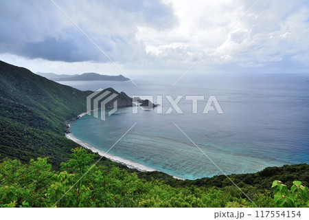 海上に広がる秋の不安定な空模様 海上に広がる秋の不安定な空模様 117554154
