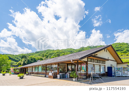 道の駅花かげの郷まきおか　隣接した小高い彩甲斐公園から甲府盆地越しに見える壮大な富士山が望める 117554193