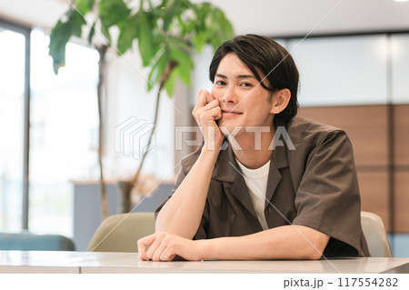 家・カフェでくつろぐ笑顔の若いアジア人・日本人男性(リラックス) 家・カフェでくつろぐ笑顔の若いアジア人・日本人男性(リラックス) 117554282