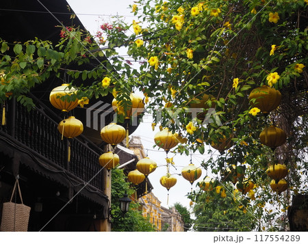 美しい色とりどりのランタンがいろどるホイアン旧市街の街並み 117554289