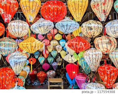 美しい色とりどりのランタンがいろどるホイアン旧市街の街並み 117554308