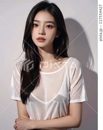 振り向く女性 117554427