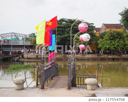 ホイアン旧市街を流れる、灯篭流しで有名なトゥボン川の風景 ホイアン旧市街を流れる、灯篭流しで有名なトゥボン川の風景 117554708
