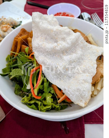 ホイアンの名物料理のひとつ、カオラウ 117554819