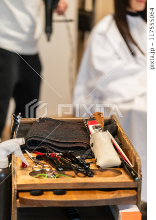 美容室のワゴンに置かれた理美容雑貨 117555064