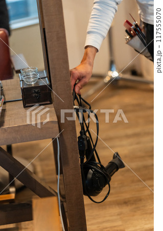 beauty parlor 117555070