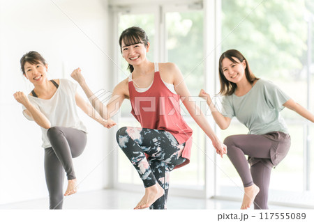 スポーツジムでダンス・エアロビレッスンをする女性達 スポーツジムでダンス・エアロビレッスンをする女性達 117555089
