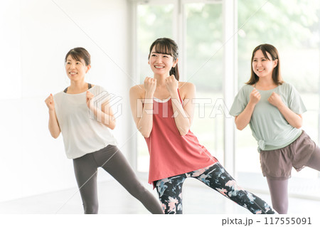 スポーツジムでダンス・エアロビレッスンをする女性達 117555091