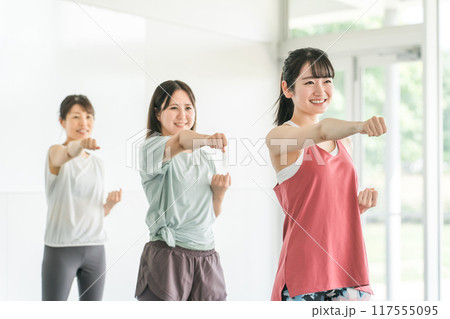 スポーツジムでダンス・エアロビレッスンをする女性達（パンチ） 117555095