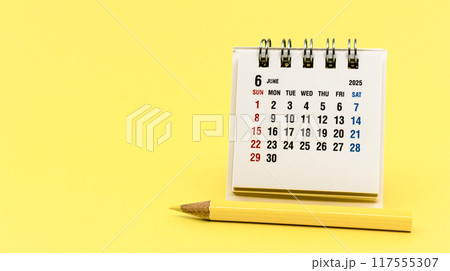 黄色背景に2025年6月のカレンダー イベント予定やスケジュール管理の写真素材 黄色背景に2025年6月のカレンダー イベント予定やスケジュール管理の写真素材 117555307