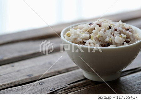 お茶碗に盛った十五穀米入りの炊き立てご飯 117555417