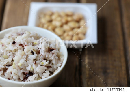 十五穀米入りご飯と大粒のパック納豆　雑穀米と発酵食品 117555434