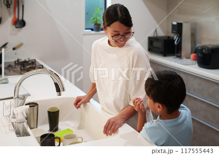 育児で家事ができないママ 育児で家事ができないママ 117555443