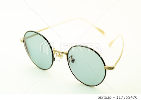 白い背景のサングラス　b-5 ビビッド 117555470