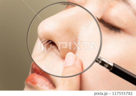 ルーペで女性の鼻を拡大している. 117555782