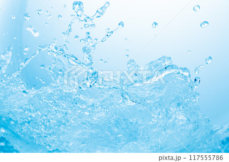 青の背景に波のように舞う水しぶき. 青の背景に波のように舞う水しぶき. 117555786