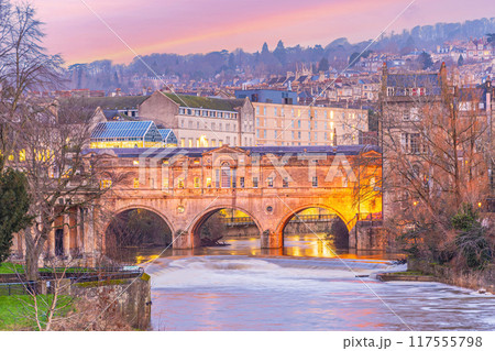 Pulteney Bridge spanning the River Avon, in Bath England 117555798