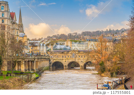 Pulteney Bridge spanning the River Avon, in Bath England 117555801
