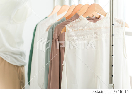 アパレルショップに展示されてるレディースの洋服・トップス アパレルショップに展示されてるレディースの洋服・トップス 117556114