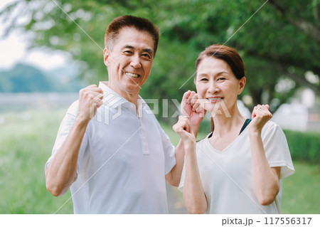 シニア夫婦  スポーツ  ジョギング 117556317