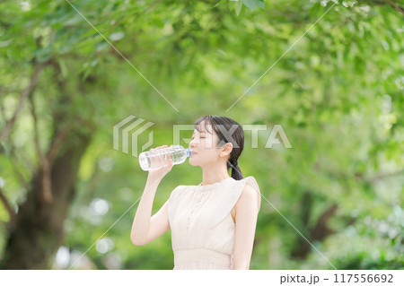 ペットボトルの水を持つ女性 117556692