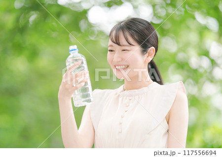 ペットボトルの水を持つ女性 ペットボトルの水を持つ女性 117556694