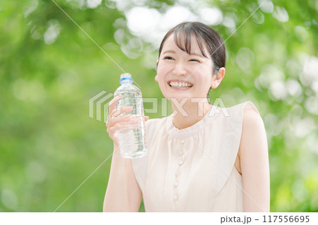 ペットボトルの水を持つ女性 117556695