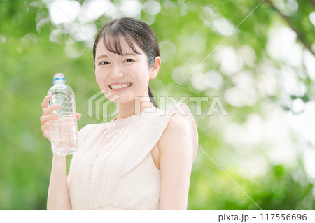 ペットボトルの水を持つ女性 ペットボトルの水を持つ女性 117556696