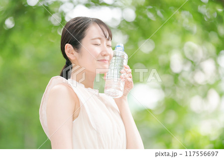 ペットボトルの水を持つ女性 117556697
