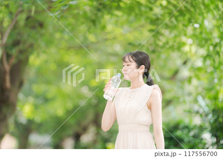 ペットボトルの水を持つ女性 117556700