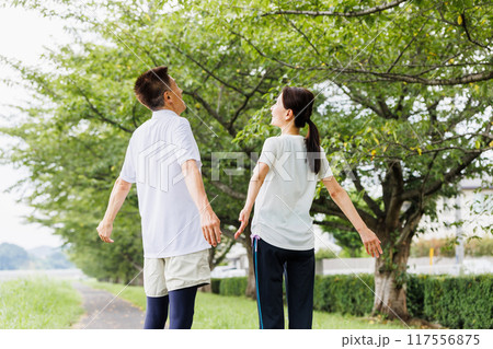 シニア夫婦  スポーツ  ジョギング 117556875