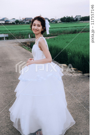 田んぼでソロショットの花嫁 田んぼでソロショットの花嫁 117557146