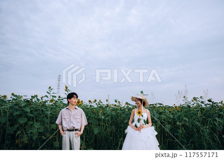 ひまわり畑で前撮り ひまわり畑で前撮り 117557171