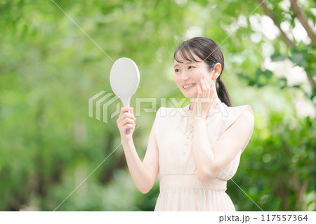 手鏡を見る女性 手鏡を見る女性 117557364