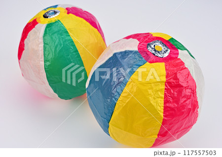 カラフルな紙ふうせんが2つ02 117557503