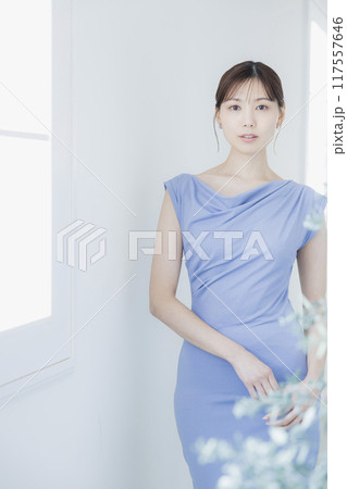 水色のドレスの女性 117557646