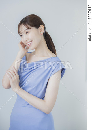 水色のドレスの女性 117557653