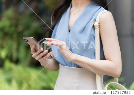 スマホを操作する女性 117557983
