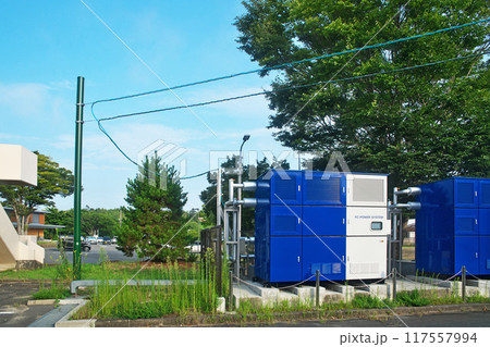 燃料電池と水素柱上パイプラインのある風景 燃料電池と水素柱上パイプラインのある風景 117557994