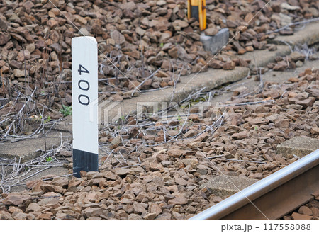 線路脇に設置された距離標(キロポスト) 線路脇に設置された距離標(キロポスト) 117558088