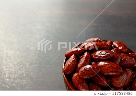 手づくりのアーモンドのキャラメリゼ キャラメルアーモンド 117558486